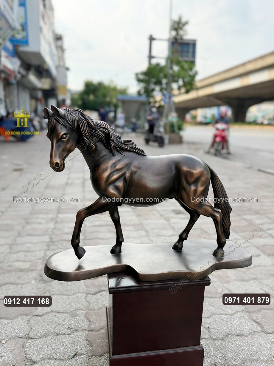 Ngựa được đ&uacute;c theo d&aacute;ng bước thong dong, tự tại